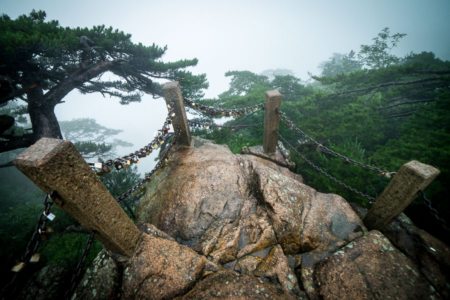Stone monkey watching the sea of clouds